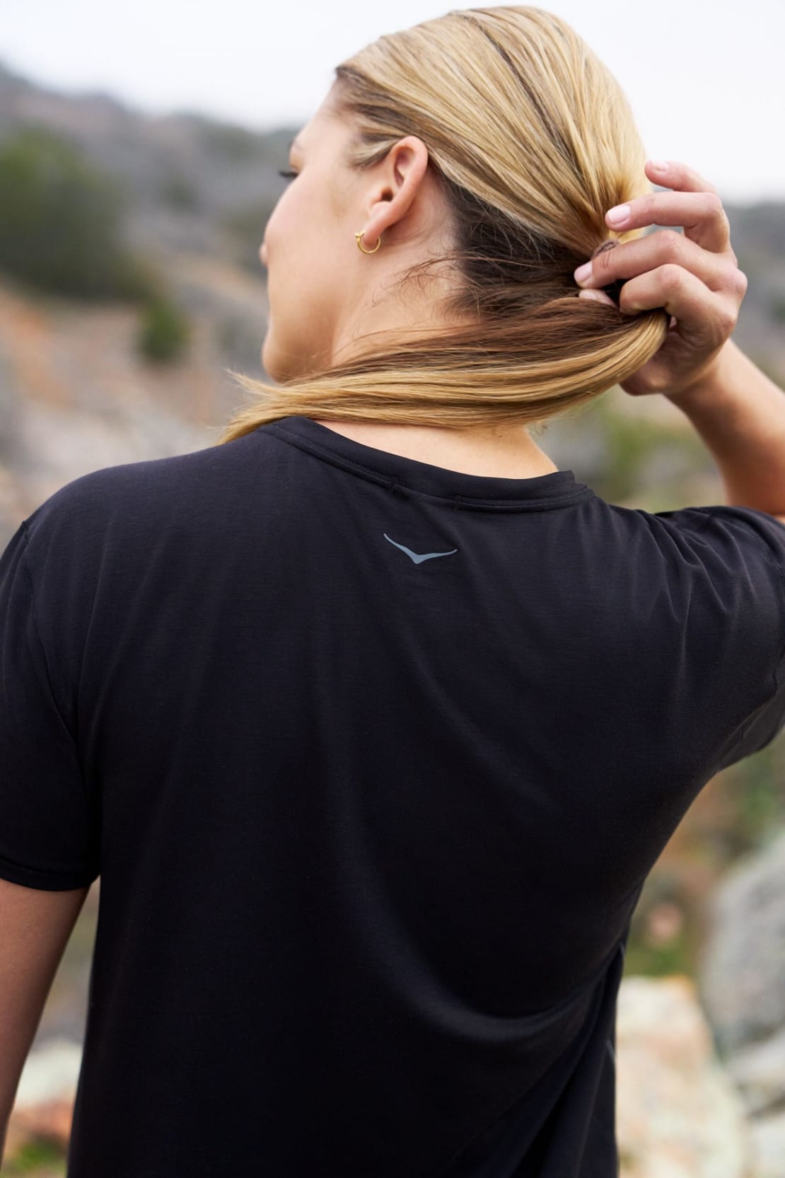 売れ筋商品|||ホカオネオネ Tシャツ レディース トップス ESSENTIAL TEE - Sports T-shirt - black HOKA®公式サイト【Hoka エッセンシャル T|HOKA ESSENTIAL TEE